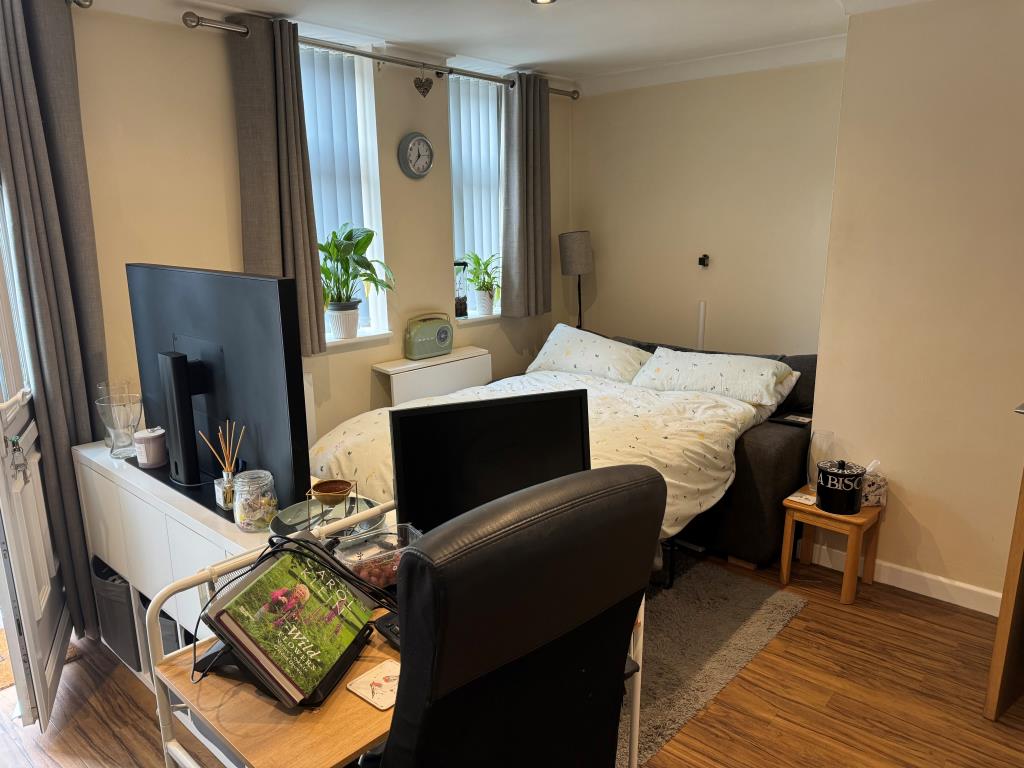 Lot: 158 - TOWN CENTRE FLAT FOR INVESTMENT - The living space Looking towards the front of the Building